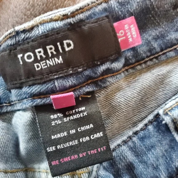 Torrid Denim Women's Plus Size Cotton Spandex destroyed Bootcut flare - Picture 5 of 5